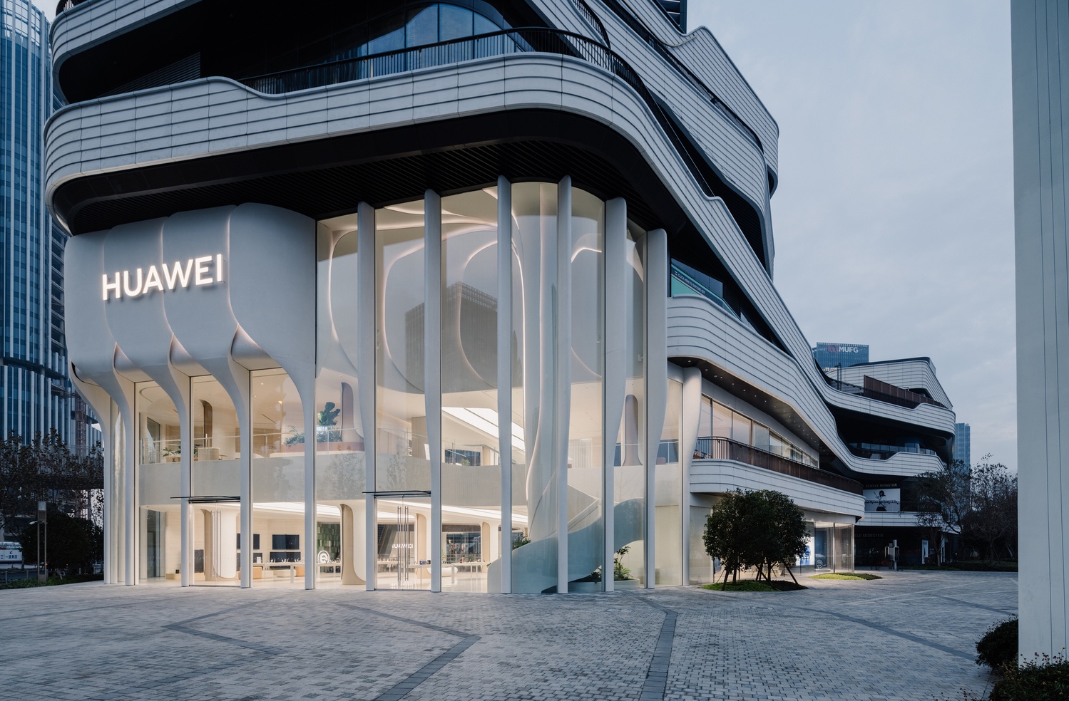 Архитекторы UNStudio оформили флагман Huawei в Шанхае