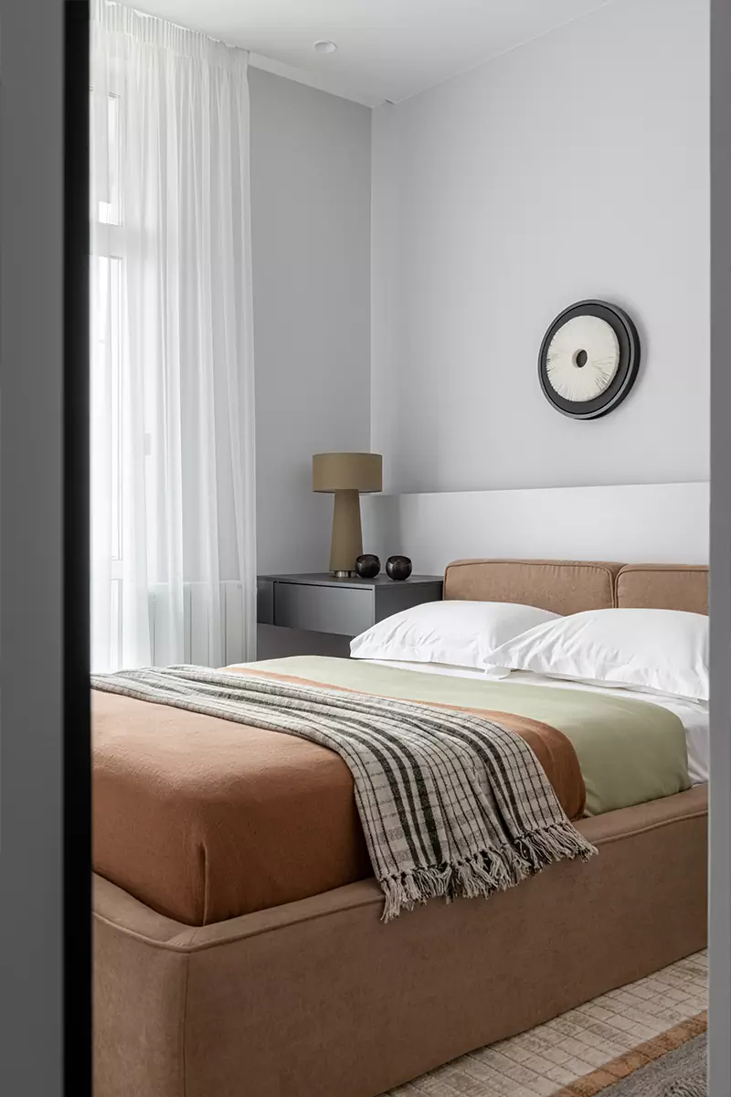 Лаконичные круги и зеленые растения в интерьере квартиры с природными фактурами — проект студии DIB.Interiors