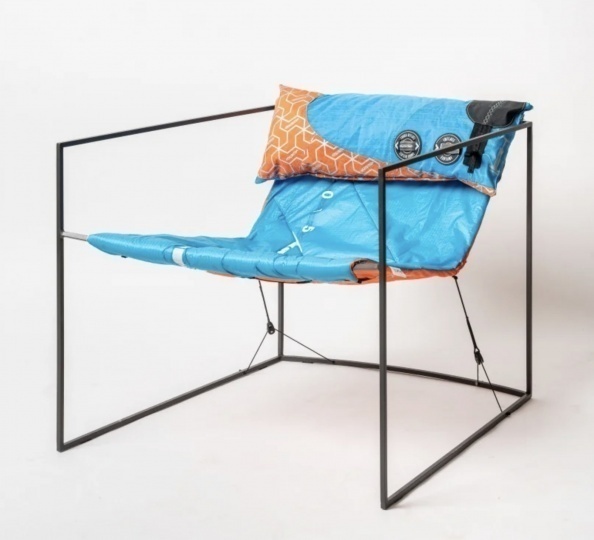 Дизайнеры сделали мебель из парашютов для кайта