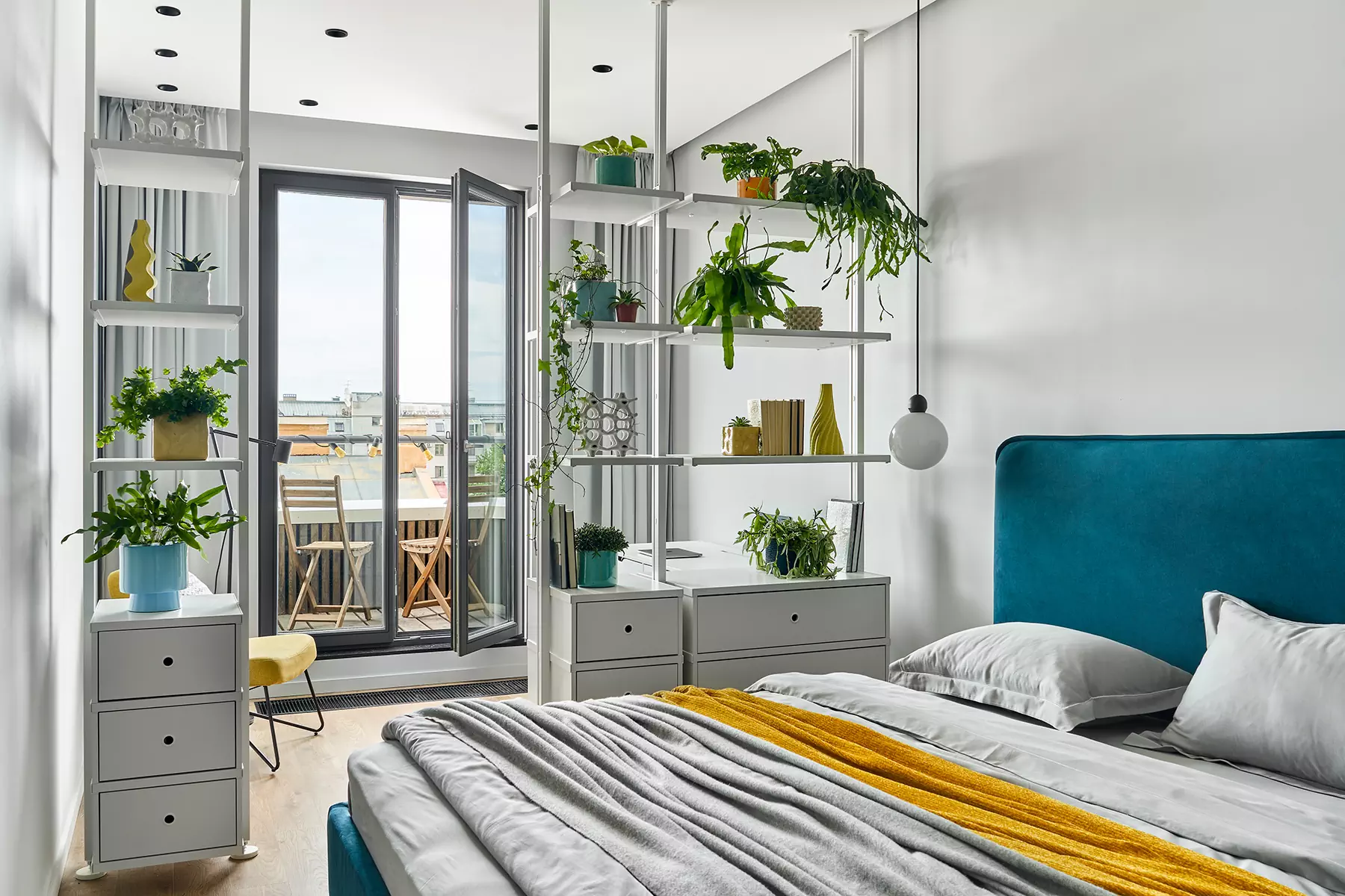 Морская синева и оттенки солнца в интерьере небольшой петербургской квартиры — проект Светланы Мамаенко