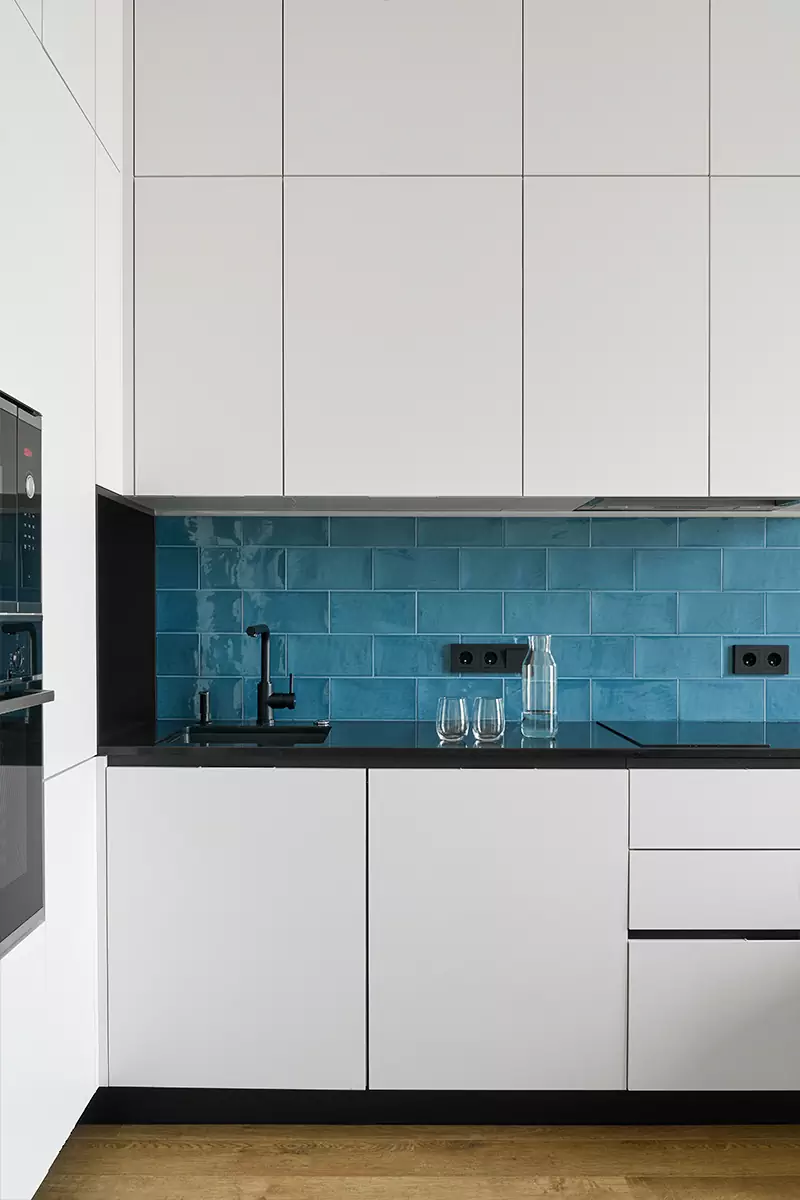 Морская синева и оттенки солнца в интерьере небольшой петербургской квартиры — проект Светланы Мамаенко