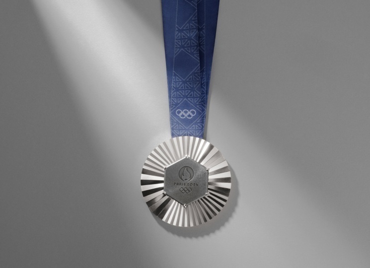 На медали Олимпийских игр-2024 поместили кусочки Эйфелевой башни