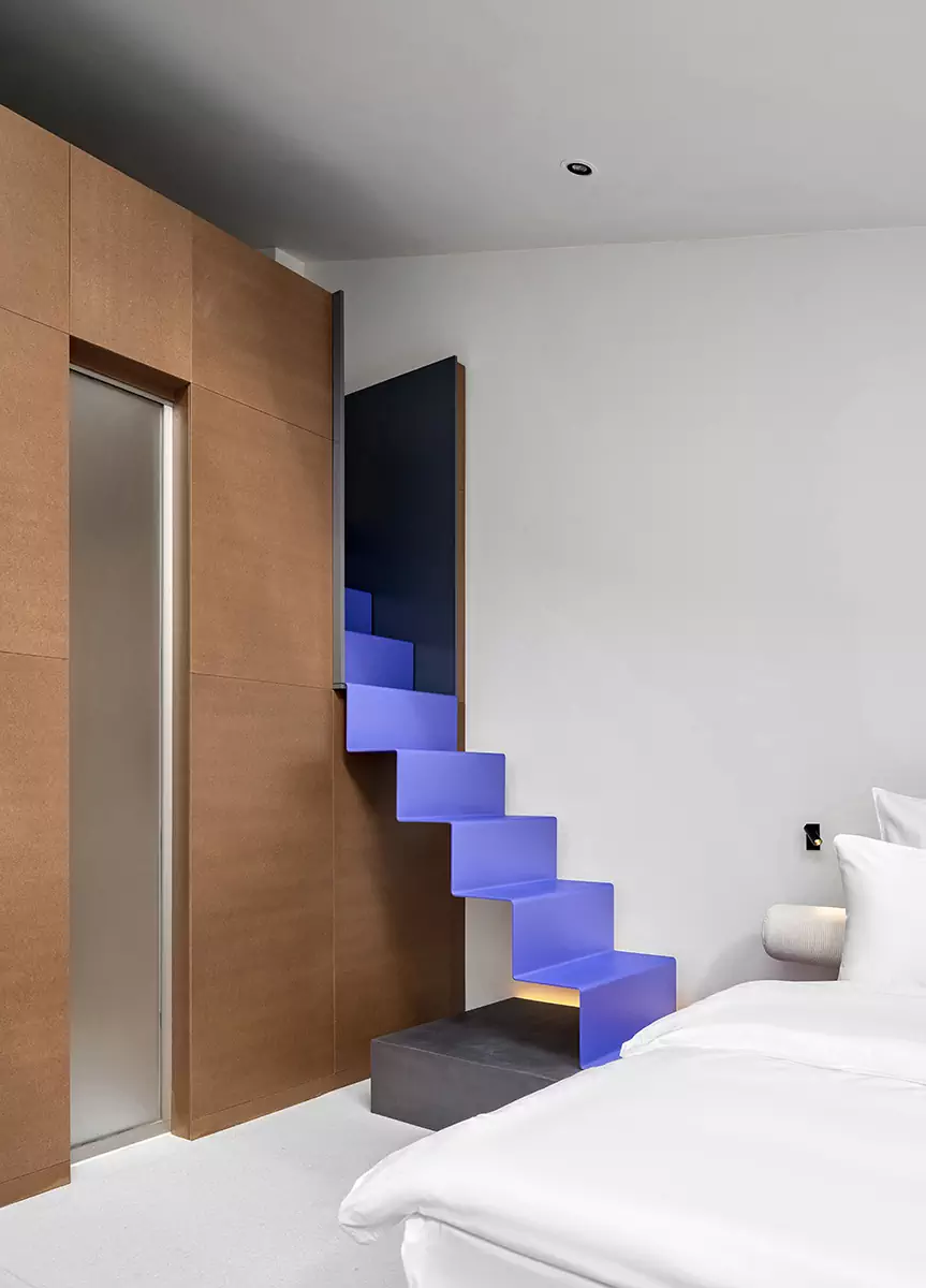 Строгие линии, искусство и изящные лестницы в интерьере отеля The Faces — проект DA bureau