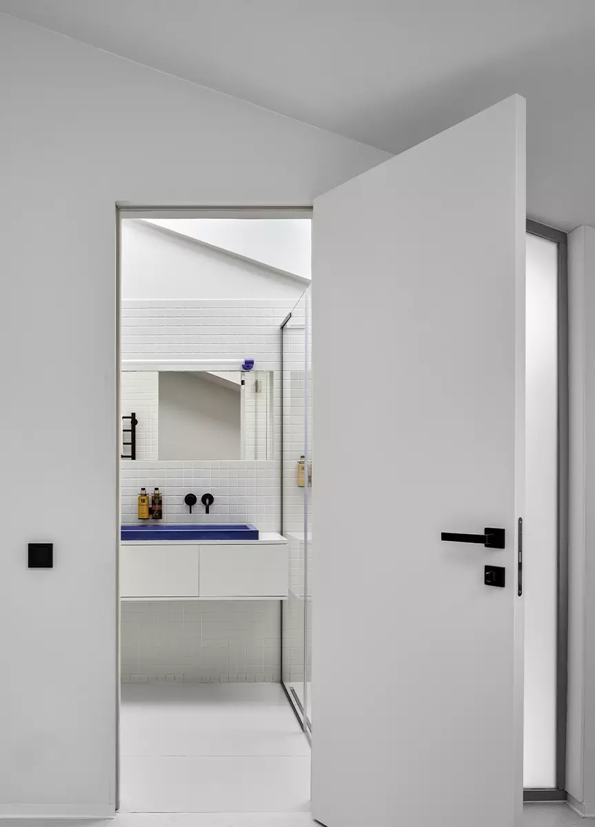 Строгие линии, искусство и изящные лестницы в интерьере отеля The Faces — проект DA bureau