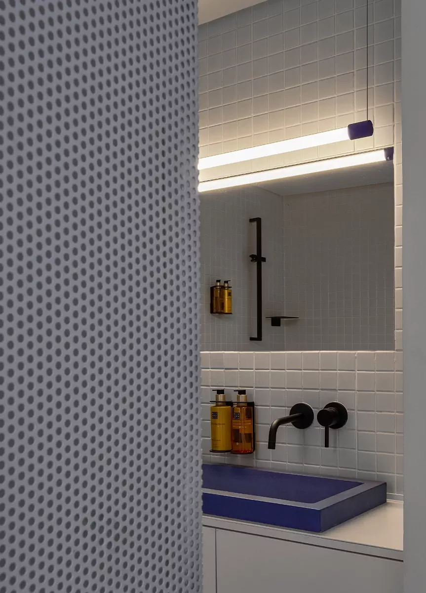 Строгие линии, искусство и изящные лестницы в интерьере отеля The Faces — проект DA bureau