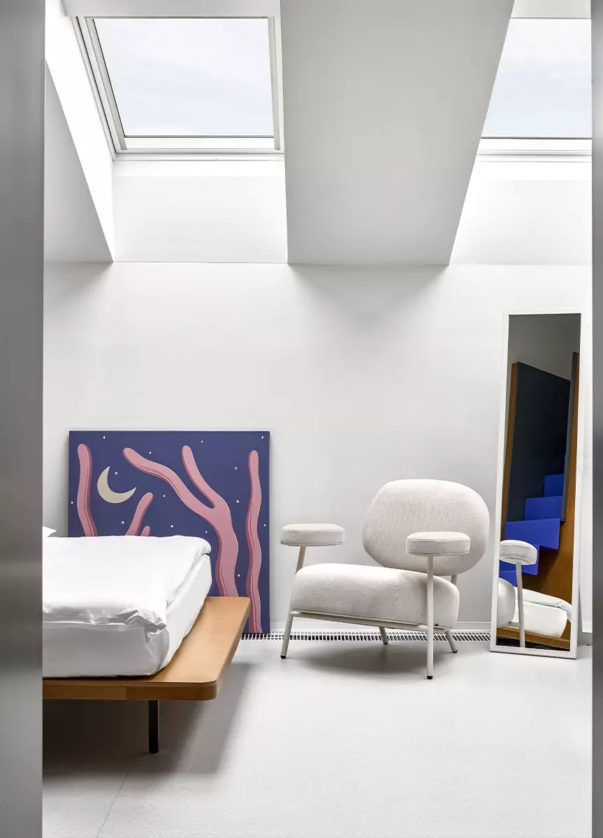 Строгие линии, искусство и изящные лестницы в интерьере отеля The Faces — проект DA bureau