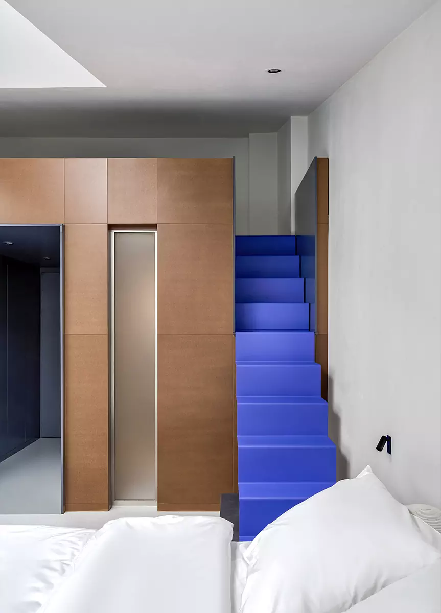 Строгие линии, искусство и изящные лестницы в интерьере отеля The Faces — проект DA bureau