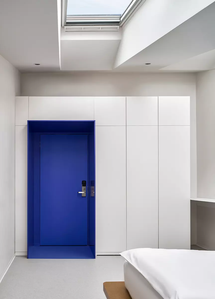 Строгие линии, искусство и изящные лестницы в интерьере отеля The Faces — проект DA bureau