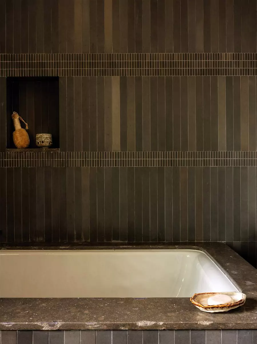 Иконы дизайна и памятные сувениры со съемок в интерьере дома для американского художника-постановщика — проект студии Lovers Unite