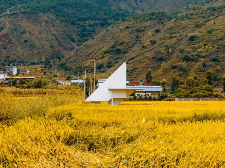 Геометрический павильон в рисовых полях по проекту Lin Architecture