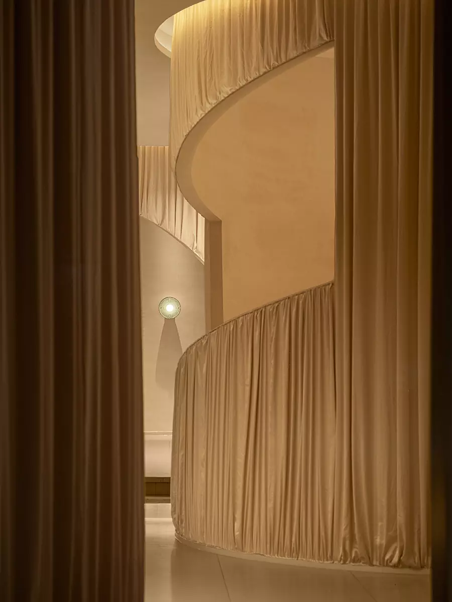 Органические формы и летящий текстиль в медитативном интерьере китайской чайной — проект студии Aurora Design