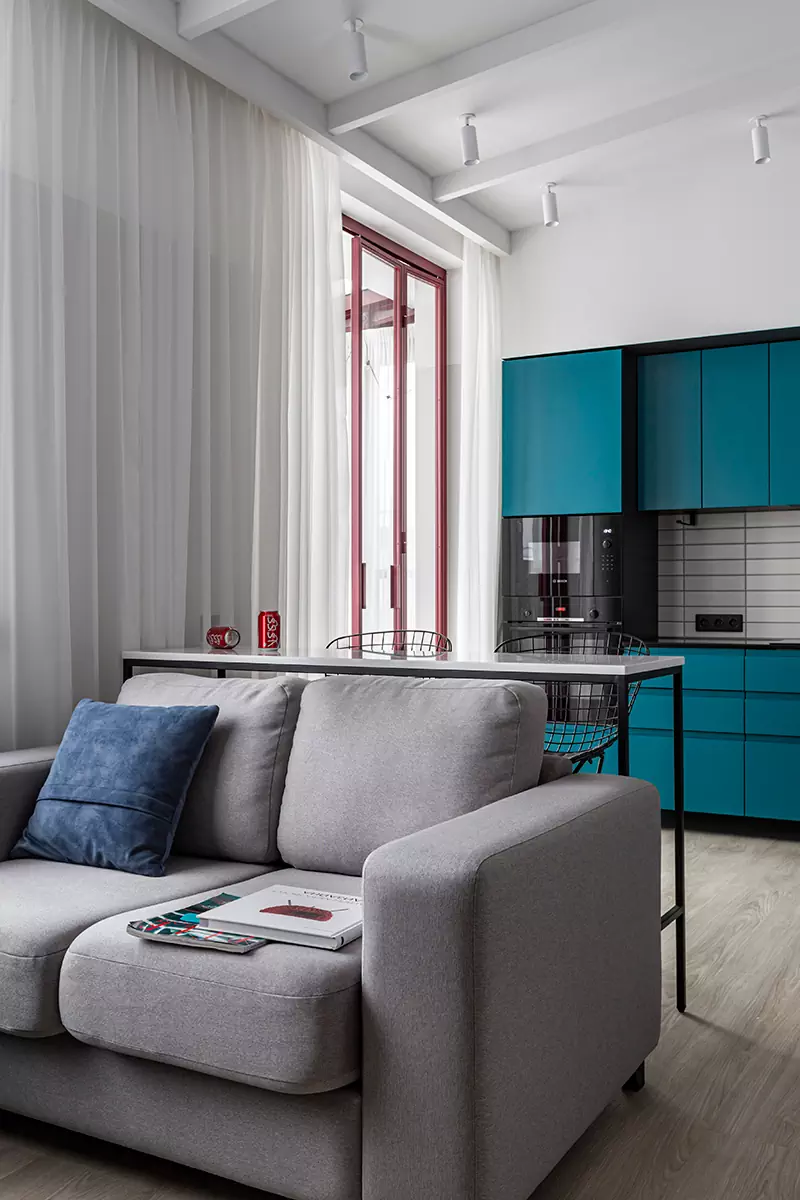Бордовые перегородки и изумрудные детали в интерьере небольшой квартиры — проект DESIGNER ZDES