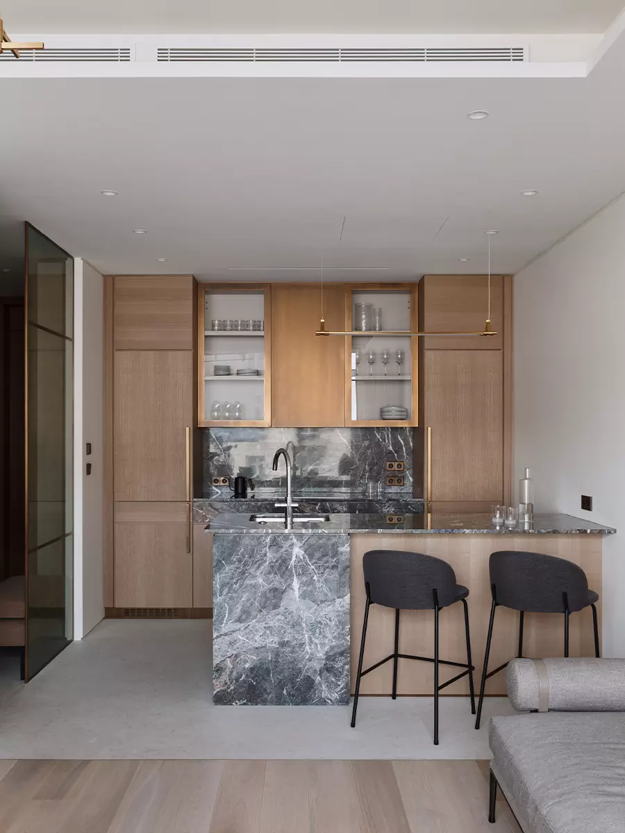 Эффектный камень, металл и латунь в интерьере семейной квартиры — проект дизайн-бюро Volves Interiors