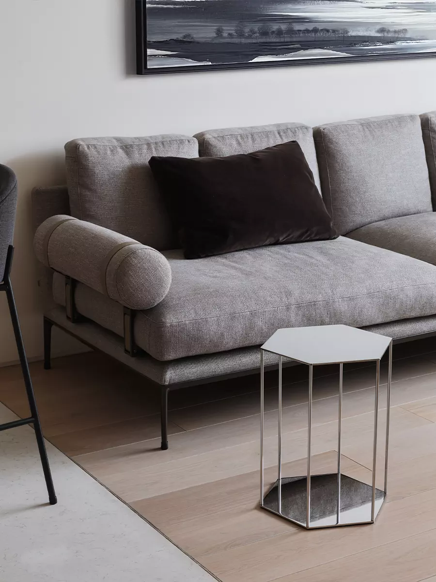 Эффектный камень, металл и латунь в интерьере семейной квартиры — проект дизайн-бюро Volves Interiors