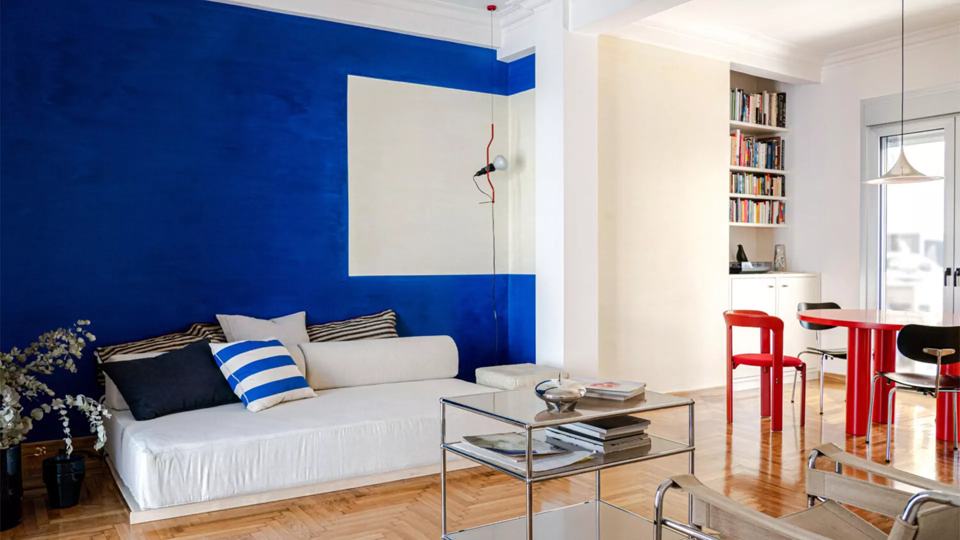 Модернистская палитра и спиральная планировка квартиры в Афинах — проект Ioanna Vlachaki Studio