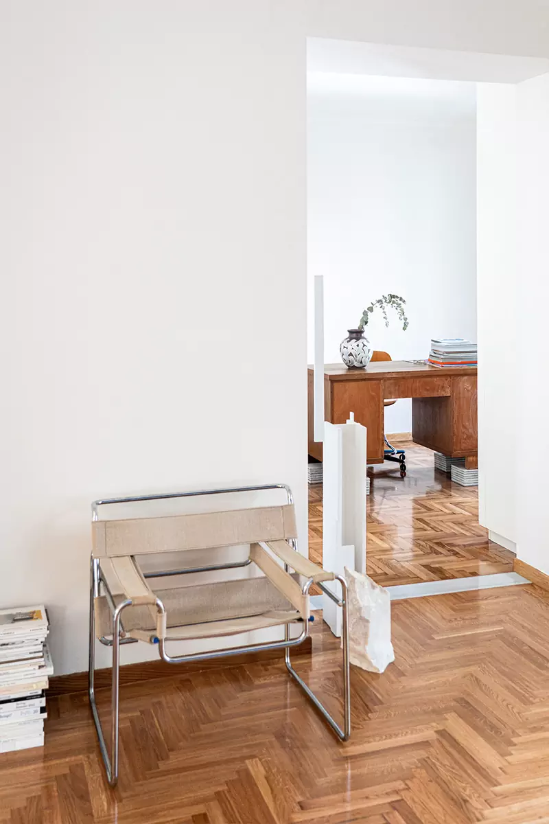 Модернистская палитра и спиральная планировка квартиры в Афинах — проект Ioanna Vlachaki Studio