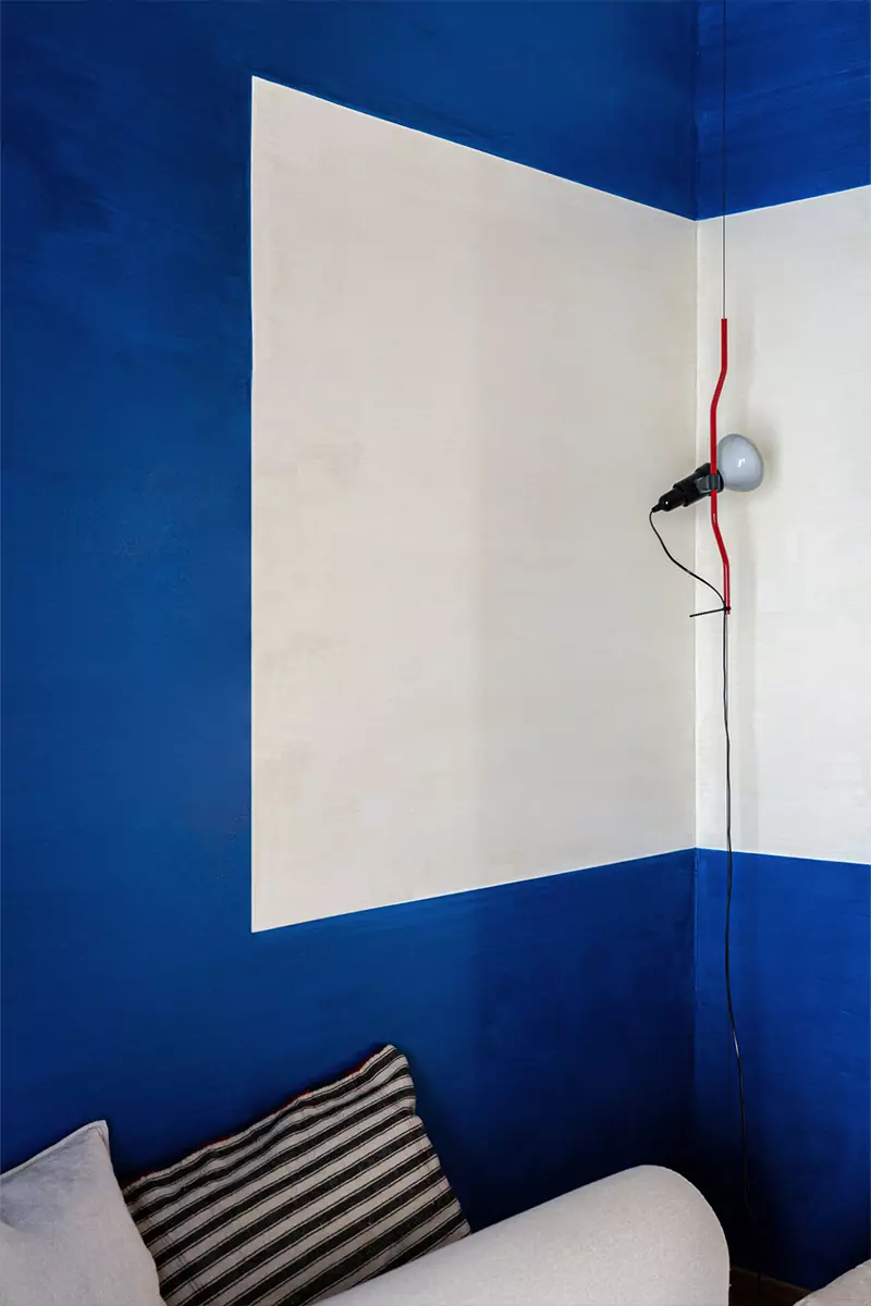 Модернистская палитра и спиральная планировка квартиры в Афинах — проект Ioanna Vlachaki Studio