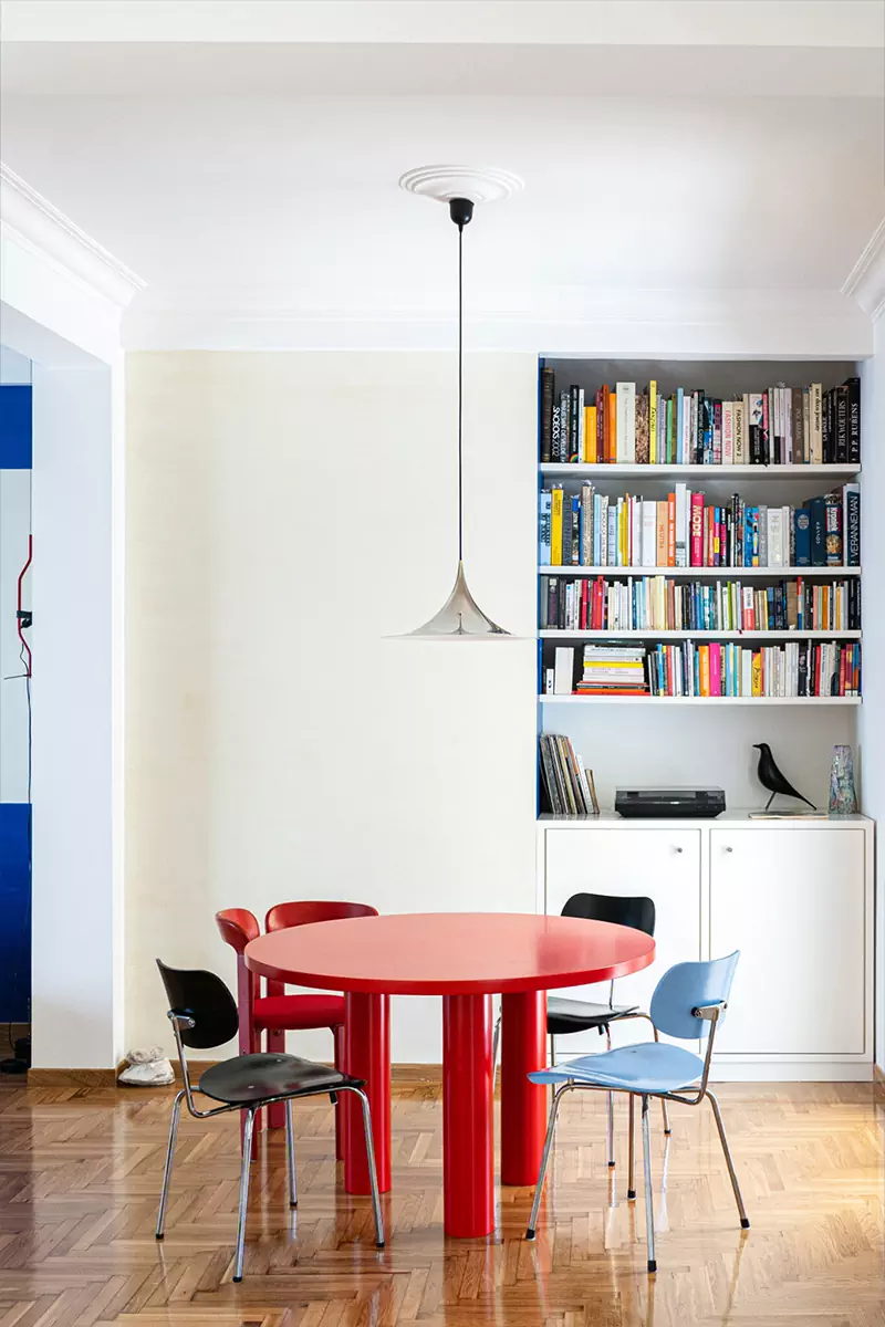 Модернистская палитра и спиральная планировка квартиры в Афинах — проект Ioanna Vlachaki Studio