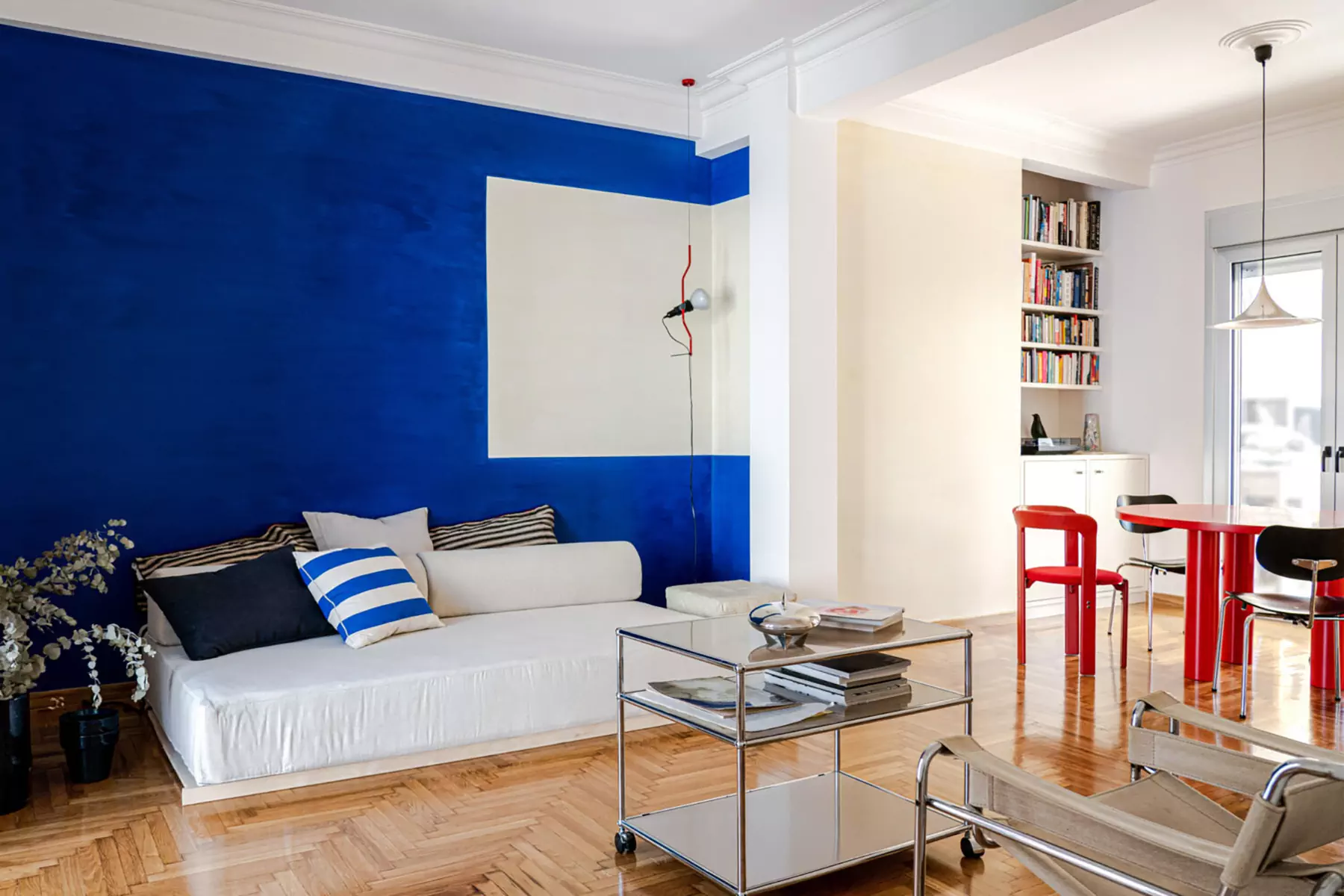 Модернистская палитра и спиральная планировка квартиры в Афинах — проект Ioanna Vlachaki Studio