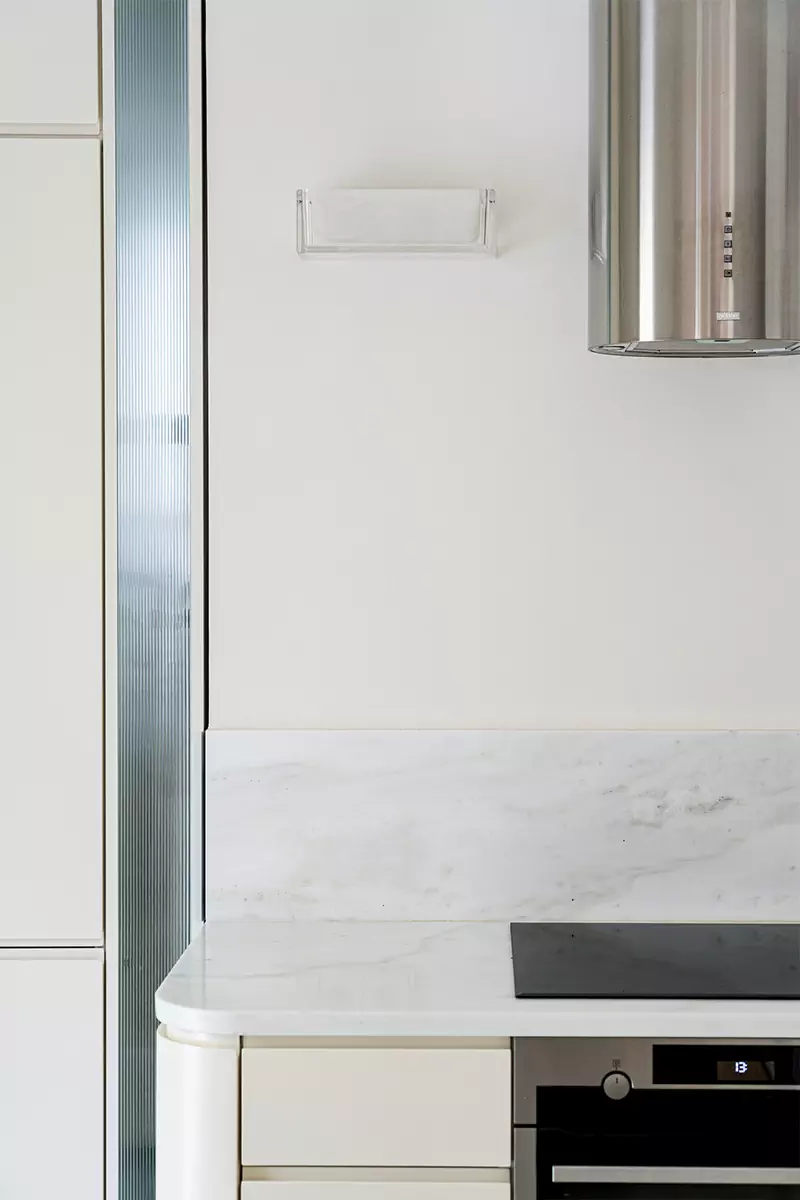 Модернистская палитра и спиральная планировка квартиры в Афинах — проект Ioanna Vlachaki Studio