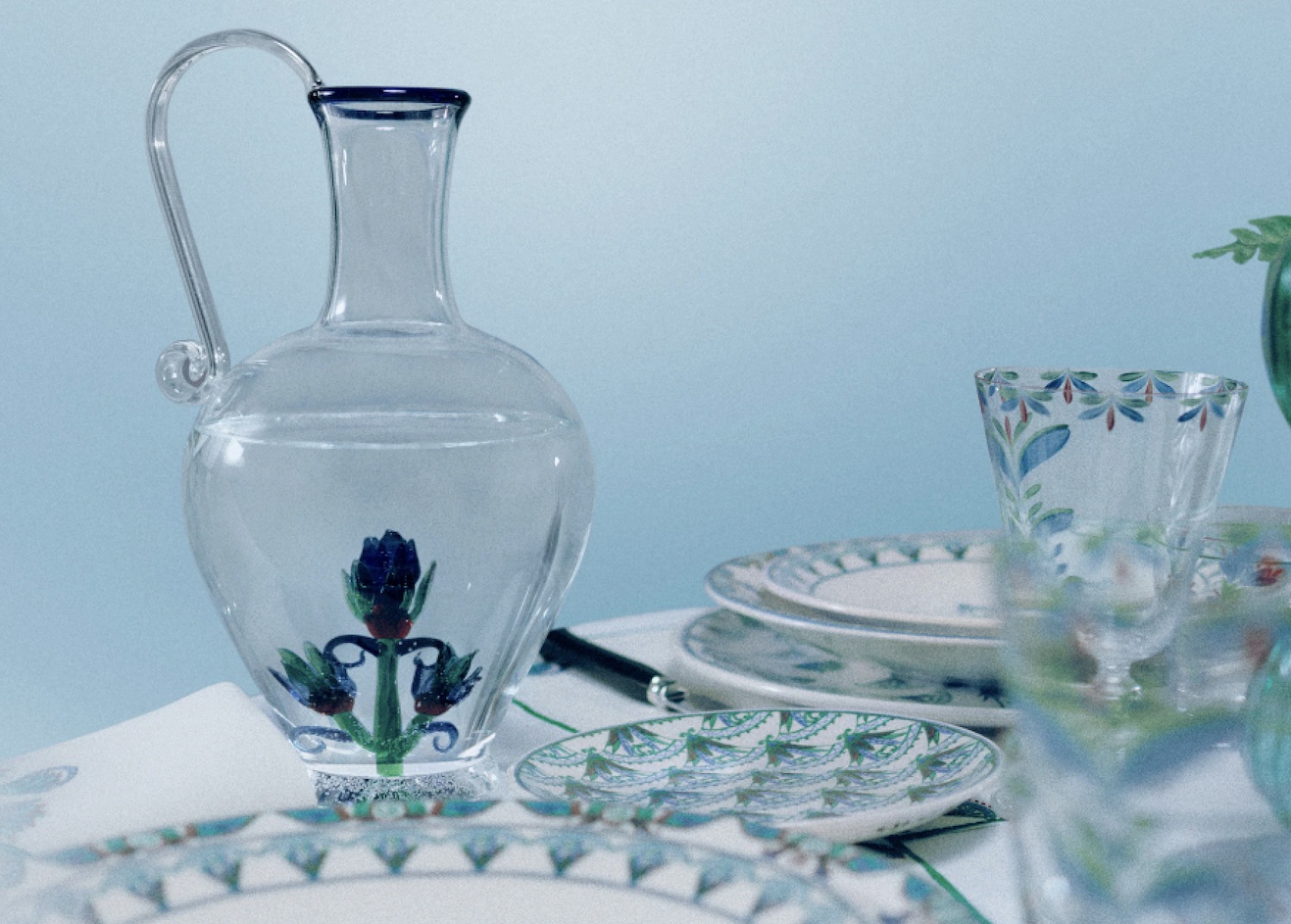 Новая коллекция посуды Dior Maison, вдохновленная голубым лотосом