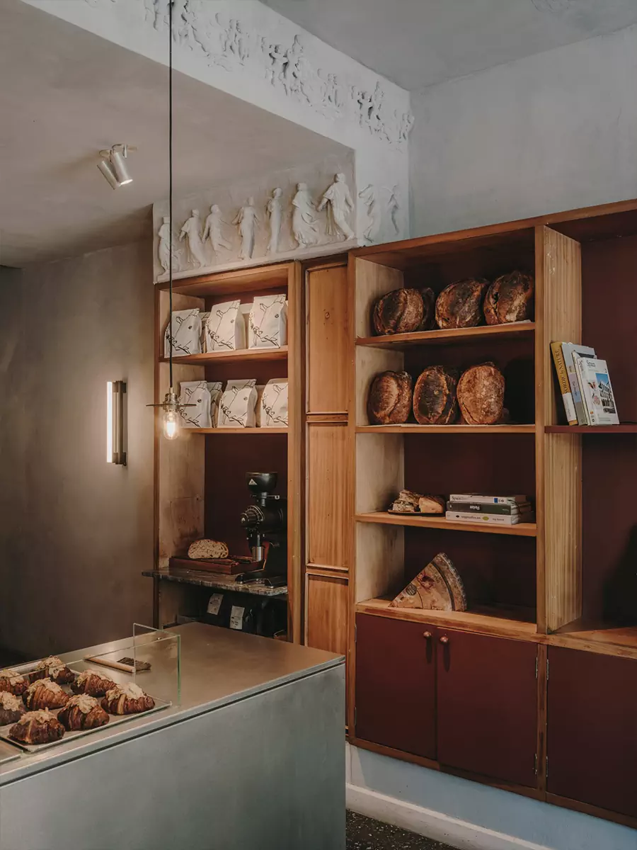 Игра контрастов: историческая лепнина и мебель из стали в уютной мадридской кофейне — проект Plantea Estudio