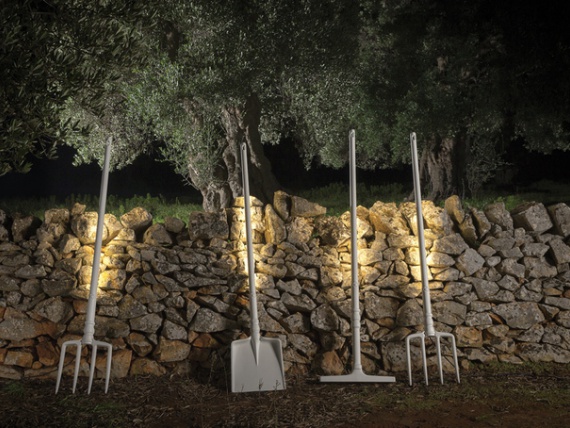 Маттео Уголини придумал светильники в виде садовых инструментов