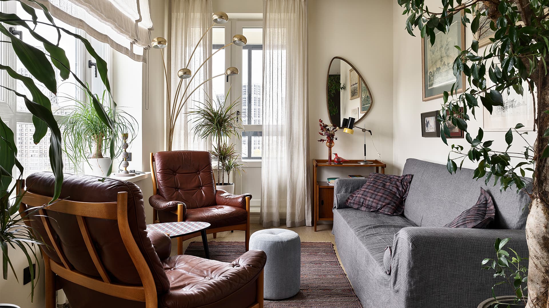 Винтажная мебель, текстиль и живые растения в интерьере квартиры для молодого человека — проект Юлии Голавской