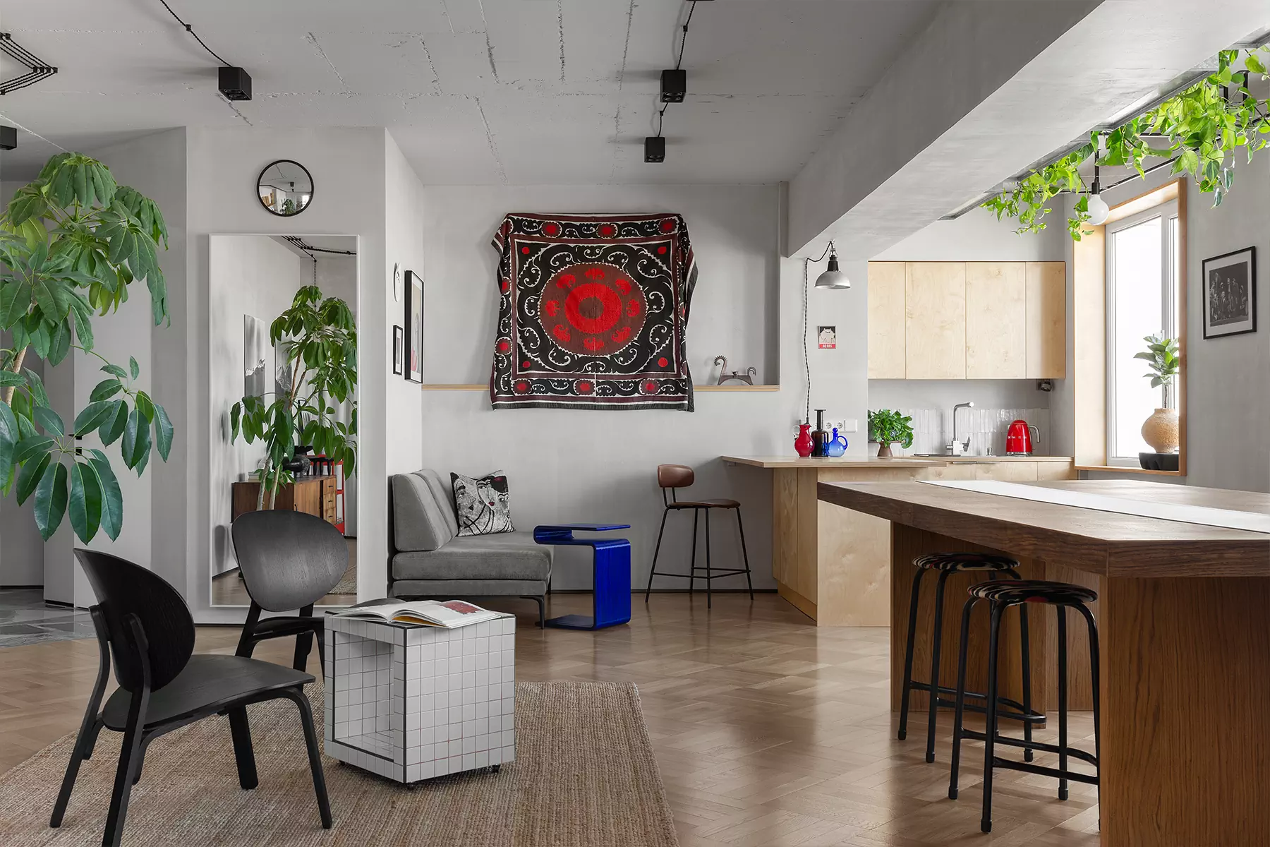 Эклектичный интерьер студии-ателье с авторским декором и росписью стен — проект Виктории Азербаевой