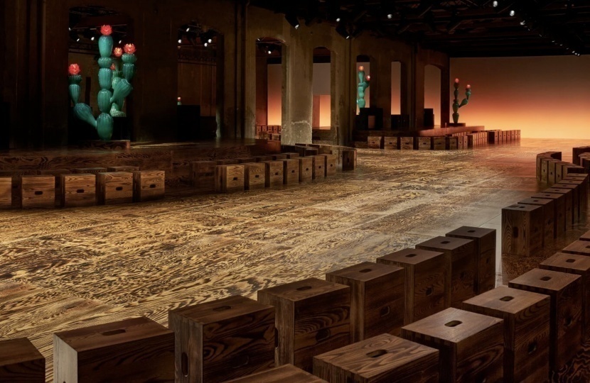 Табуреты Ле Корбюзье стали основой сет-дизайна шоу Bottega Veneta