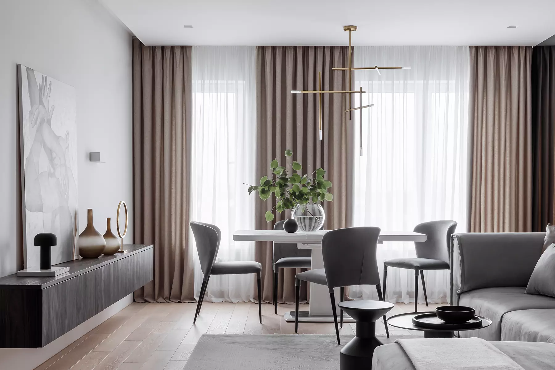 Графичный декор и работы локальных художников в интерьере квартиры для семьи из Воронежа — проект Оксаны Пирко