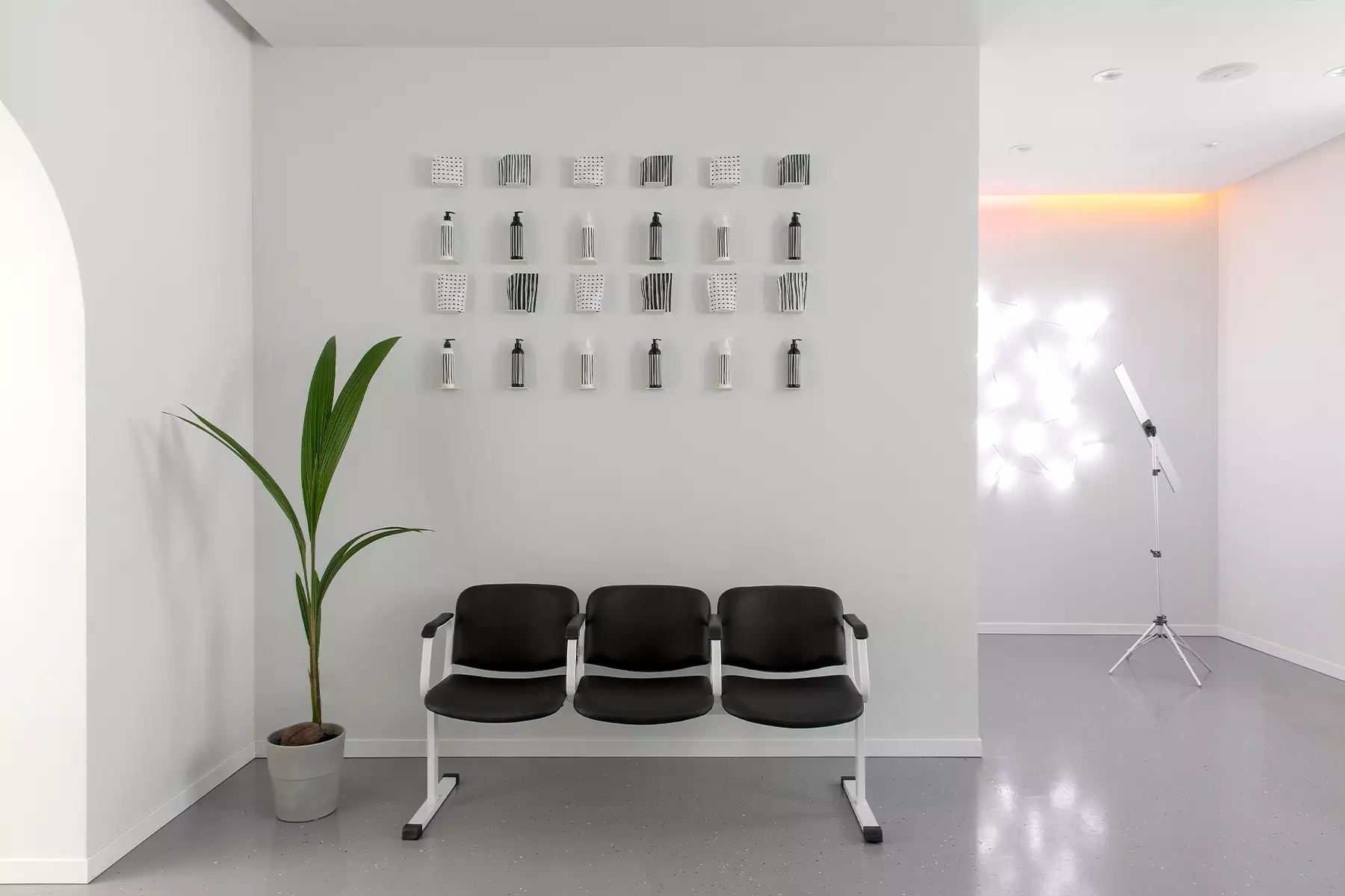 Светлый интерьер ростовской парикмахерской-кофейни с неоновыми деталями — проект Юлии Пасько