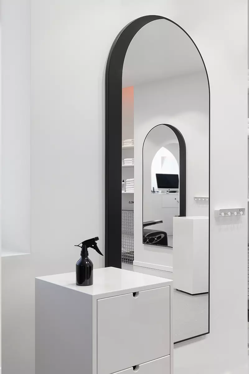 Светлый интерьер ростовской парикмахерской-кофейни с неоновыми деталями — проект Юлии Пасько