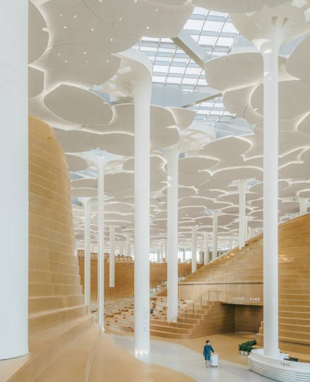 В Пекине открылась долгожданная городская библиотека по проекту Snøhetta