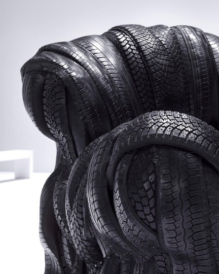 Эстонский художник сделал объекты из переработанных шин для показа Acne Studios