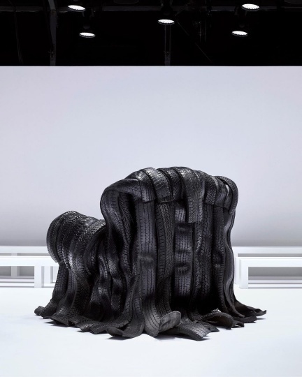 Эстонский художник сделал объекты из переработанных шин для показа Acne Studios