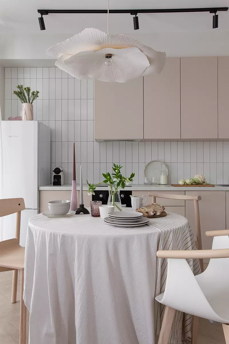 Легкий женственный интерьер с яркими акцентами и паркетом-елочкой — проект Маши Бондаренко