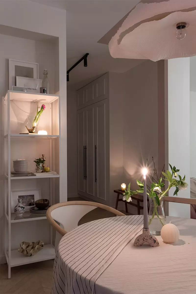 Легкий женственный интерьер с яркими акцентами и паркетом-елочкой — проект Маши Бондаренко