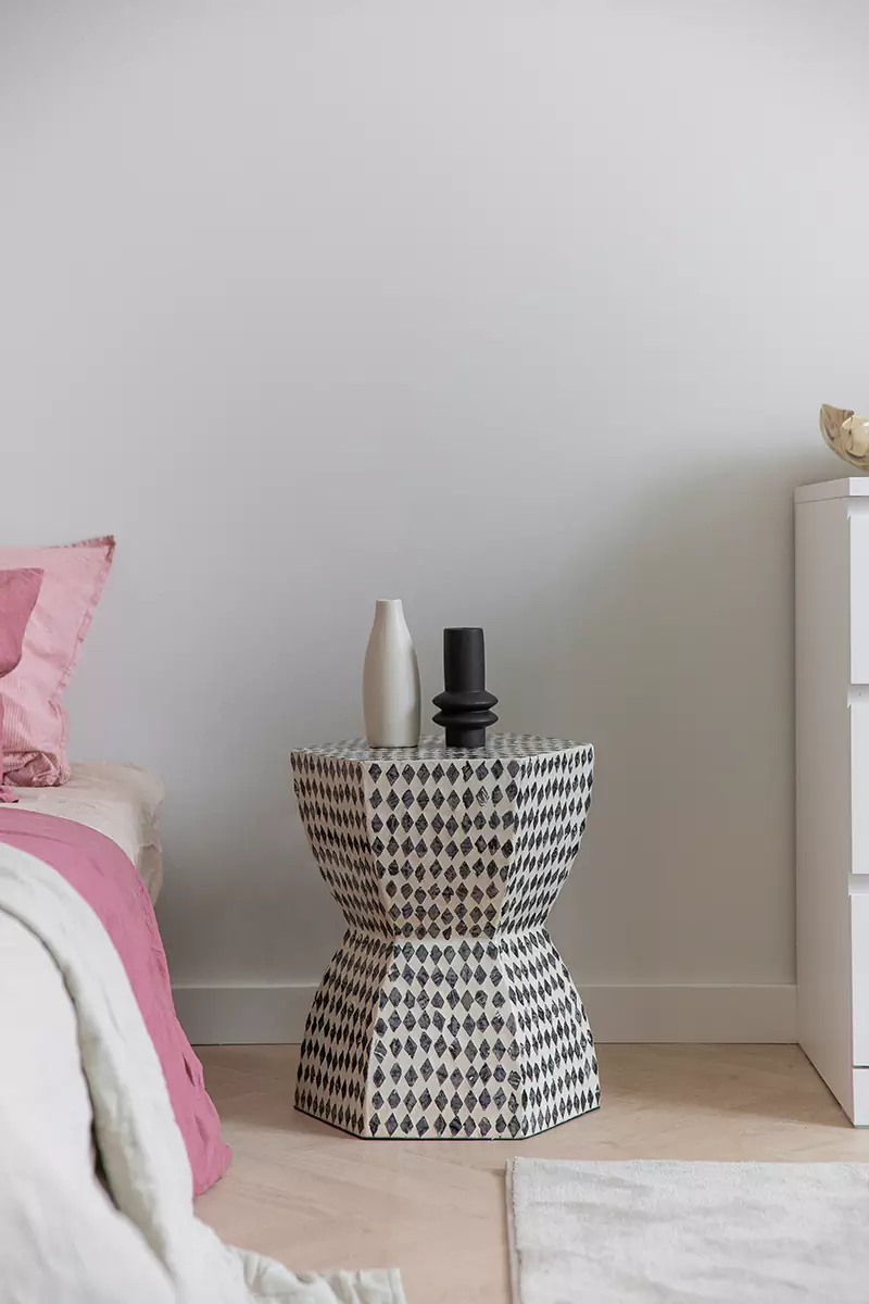 Легкий женственный интерьер с яркими акцентами и паркетом-елочкой — проект Маши Бондаренко