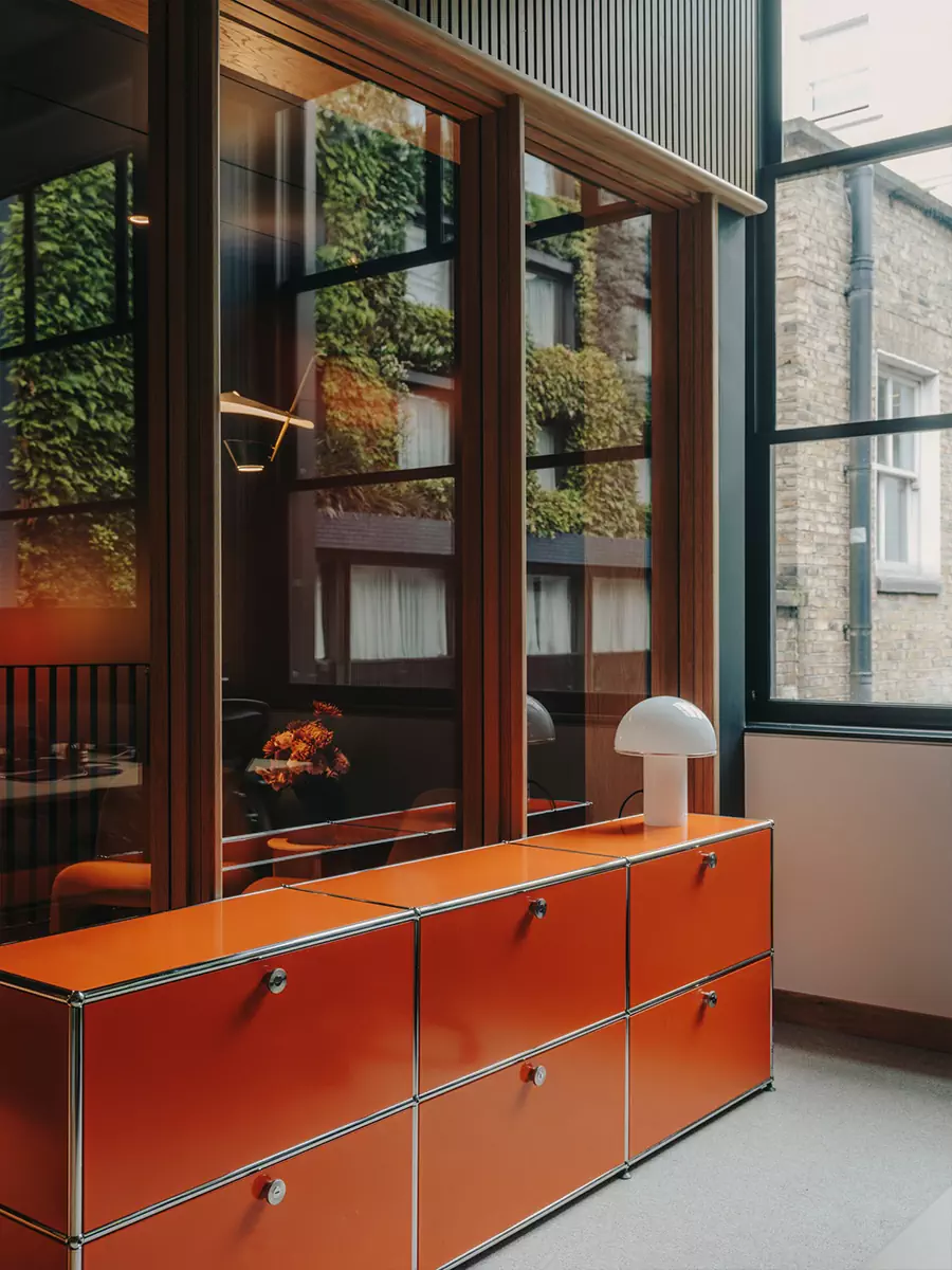 Мебель прошлого века и авторские детали в интерьере офиса для лондонского застройщика — проект Оскара Конена