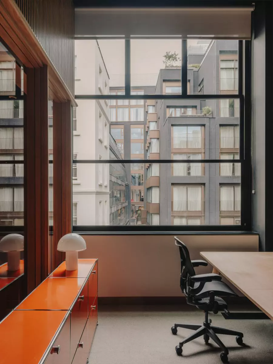 Мебель прошлого века и авторские детали в интерьере офиса для лондонского застройщика — проект Оскара Конена