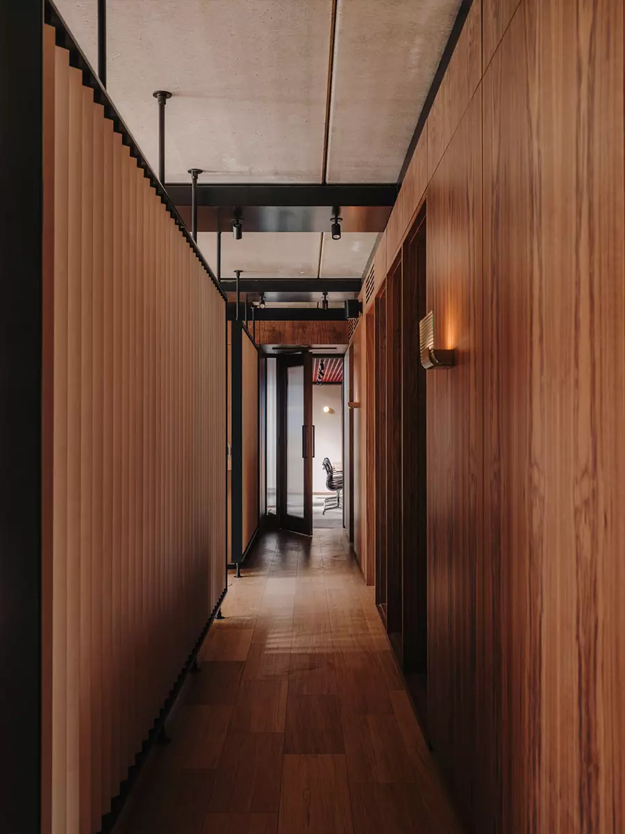 Мебель прошлого века и авторские детали в интерьере офиса для лондонского застройщика — проект Оскара Конена