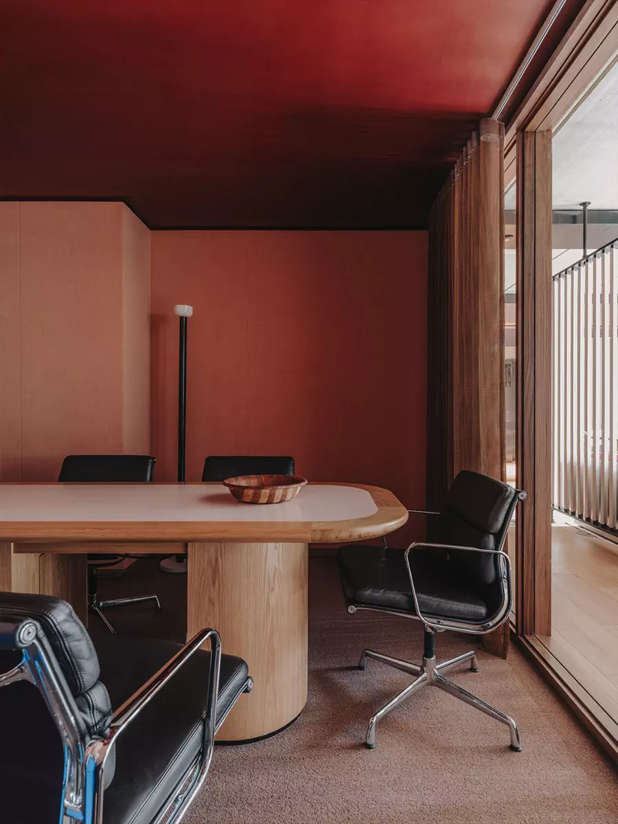 Мебель прошлого века и авторские детали в интерьере офиса для лондонского застройщика — проект Оскара Конена