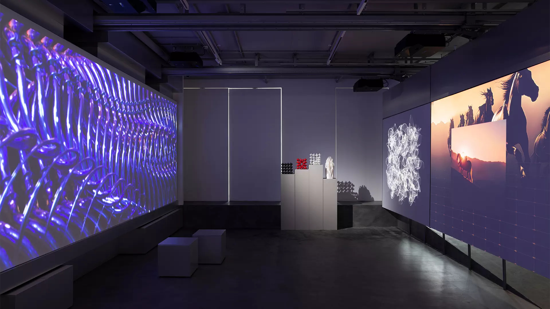 Динамичная подсветка и стальные стены в интерьере галереи фиджитал-искусства — проект Poisk Bureau