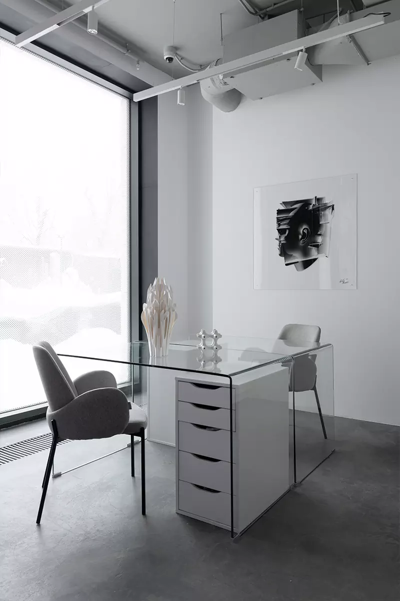 Динамичная подсветка и стальные стены в интерьере галереи фиджитал-искусства — проект студии Poisk Bureau