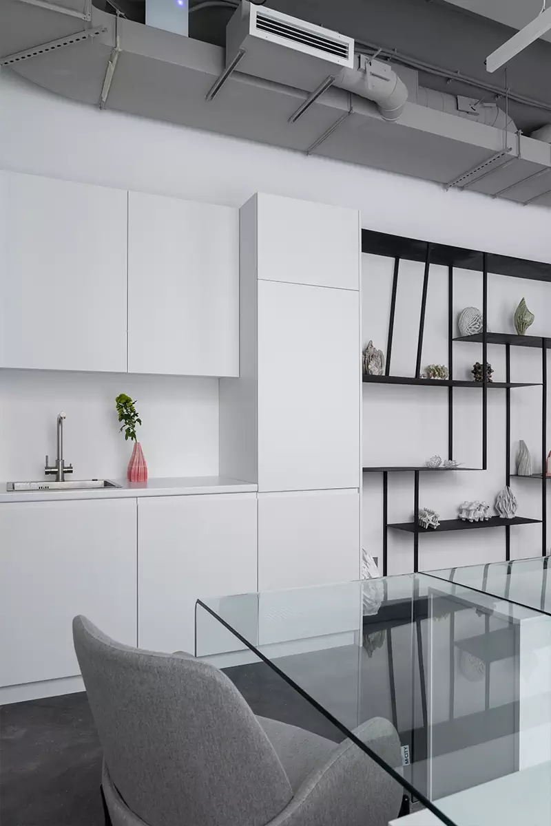 Динамичная подсветка и стальные стены в интерьере галереи фиджитал-искусства — проект студии Poisk Bureau