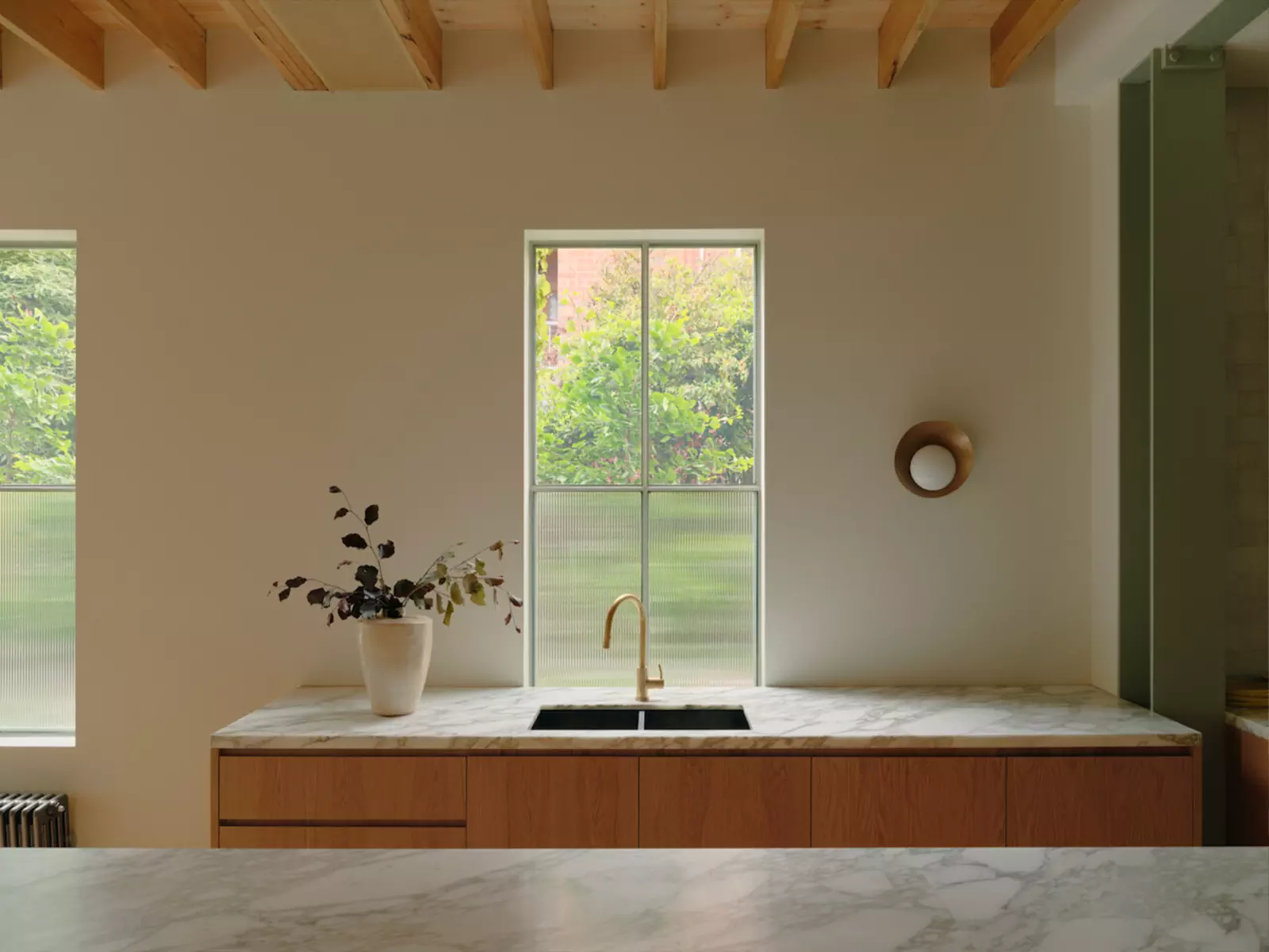 Безупречная симметрия в интерьере частного дома в Мельбурне — проект Оливера дю Пюи