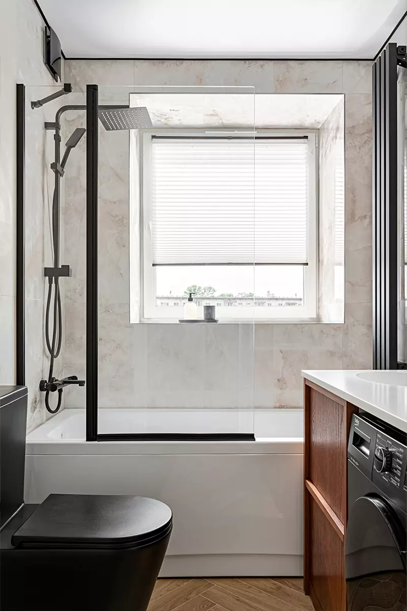 Тонированный шпон дуба и яркий текстиль в красочном интерьере квартиры площадью 25 кв. м. – проект Карине Мхитарян