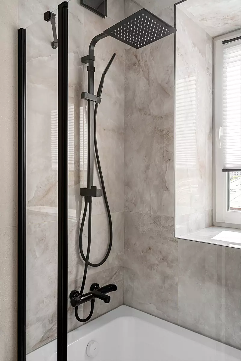 Тонированный шпон дуба и яркий текстиль в красочном интерьере квартиры площадью 25 кв. м. – проект Карине Мхитарян