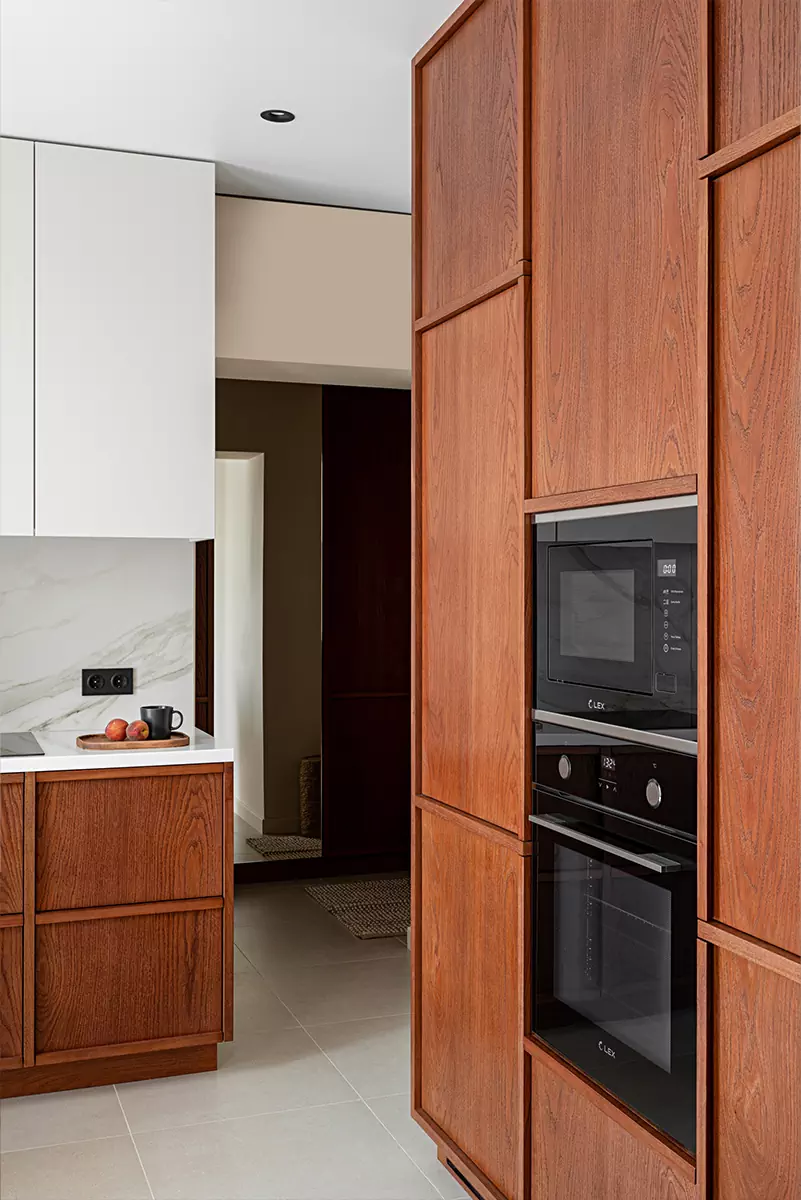 Тонированный шпон дуба и яркий текстиль в красочном интерьере квартиры площадью 25 кв. м. – проект Карине Мхитарян